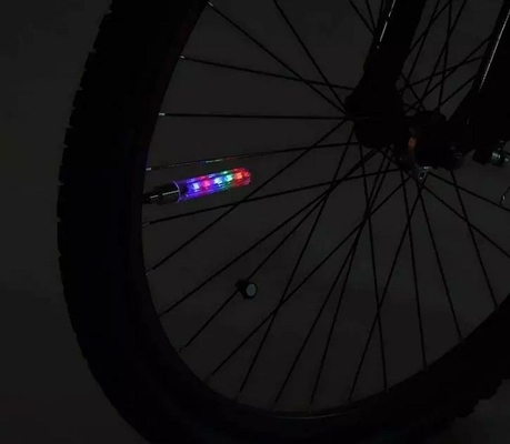 Migające światło LED na szprychy rowerowe IPX4 Czujnik światła